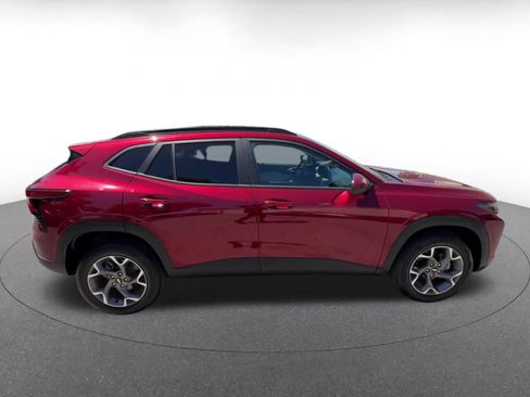 Used 2025 Chevrolet Trax LT FWD image 16
