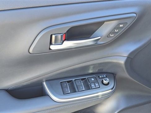 Used 2023 Toyota Crown Limited image 11