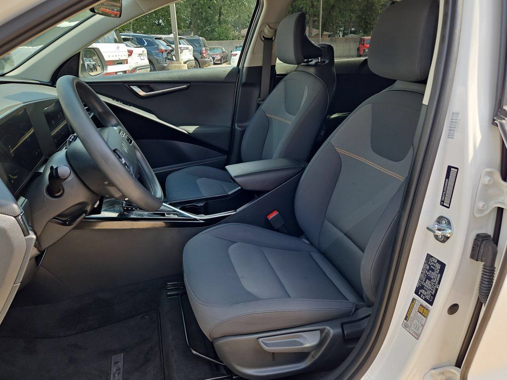 Used 2025 Kia Niro LX FWD image 25