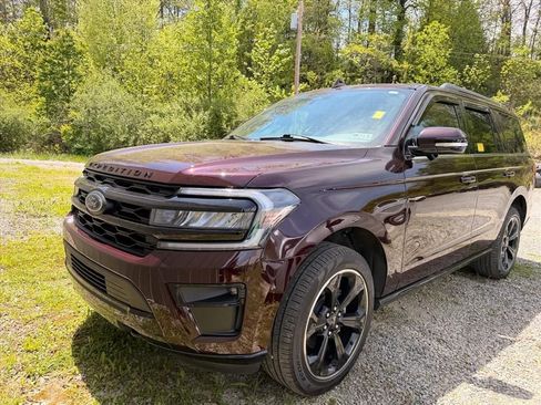 Used 2024 Ford Expedition Limited AWD/4WD image 2