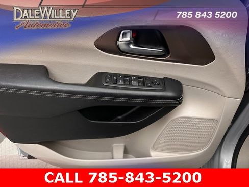 Used 2022 Chrysler Voyager LX image 15