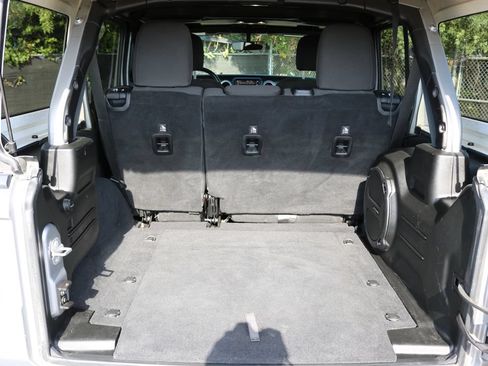 Used 2019 Jeep Wrangler Unlimited Sahara AWD/4WD image 16