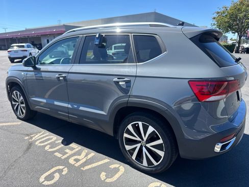 Used 2022 Volkswagen Taos SE FWD image 5