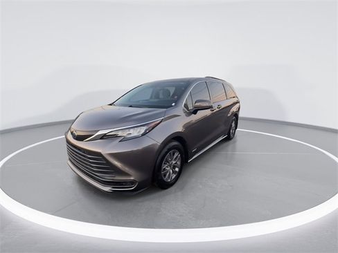 Used 2021 Toyota Sienna LE w/ LE Plus Package image 4