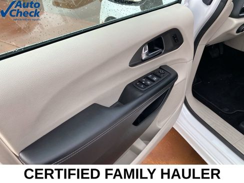 Used 2024 Chrysler Pacifica Touring-L FWD image 25