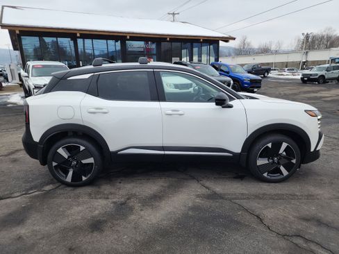 New 2026 Nissan Kicks SR w/ SR Premium Package image 9