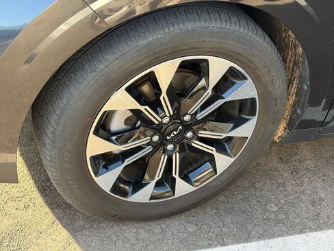 Used 2022 Kia Carnival EX FWD image 6
