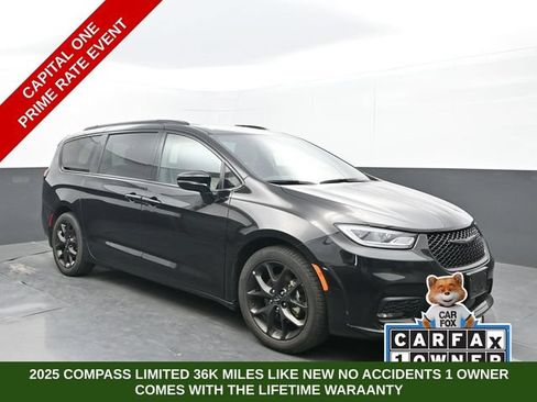 Used 2025 Chrysler Pacifica Limited FWD image 9