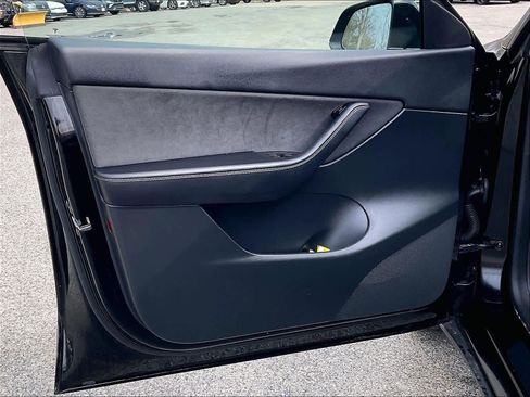 Used 2022 Tesla Model Y Long Range image 9