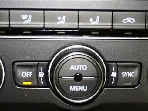 Used 2018 Volkswagen Tiguan SEL image 21