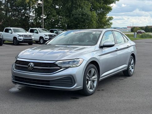 Used 2024 Volkswagen Jetta SE FWD image 2