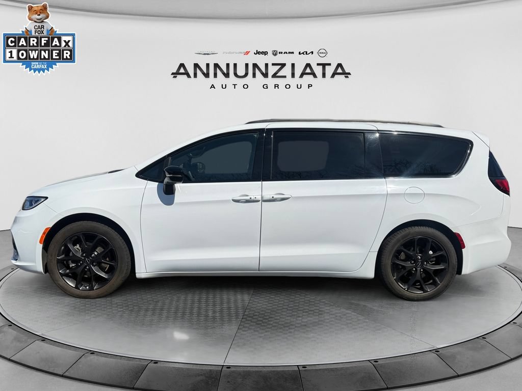 Used 2025 Chrysler Pacifica Limited FWD image 2