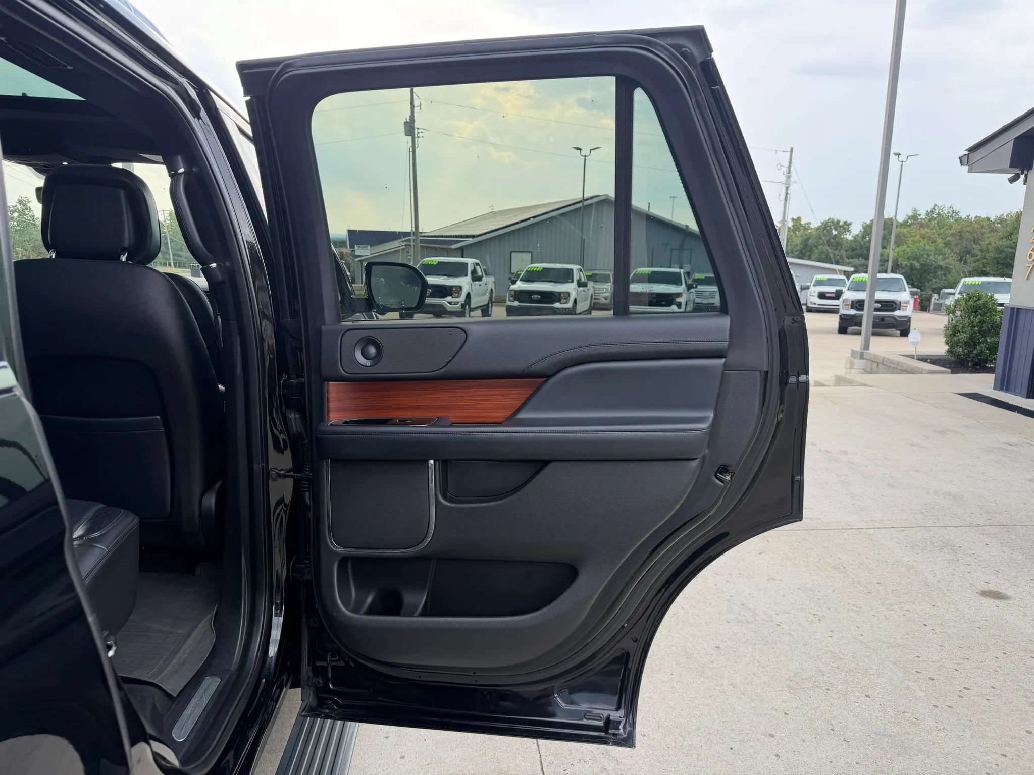 Used 2018 Lincoln Navigator Select w/ Technology Package AWD/4WD image 44