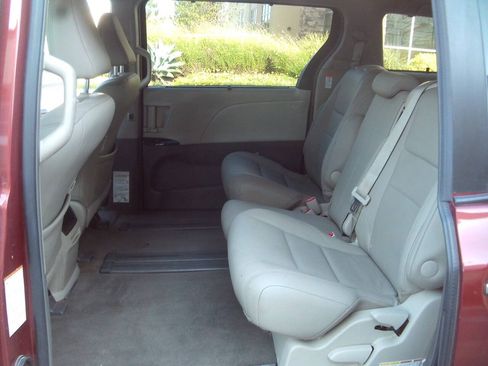 Used 2017 Toyota Sienna XLE w/ XLE Navigation Package FWD image 18