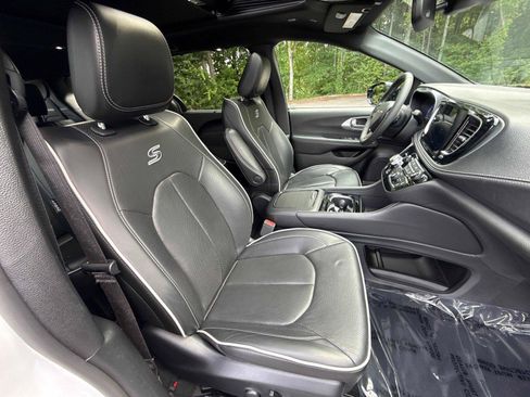 Used 2025 Chrysler Pacifica Limited FWD image 28