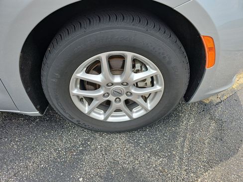 Used 2023 Chrysler Pacifica Touring-L FWD image 9