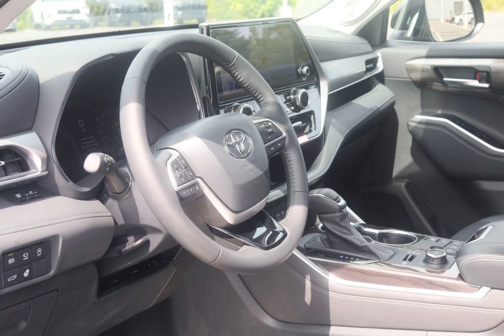 Used 2026 Toyota Highlander Platinum AWD/4WD image 33