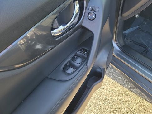 Used 2019 Nissan Rogue S w/ Special Edition Package FWD image 16