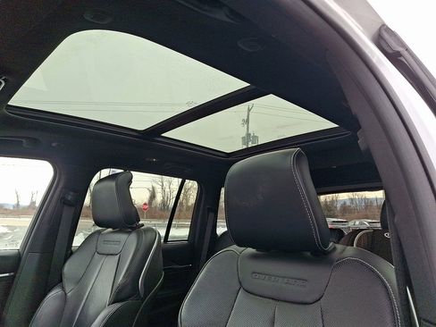 Used 2022 Jeep Grand Cherokee Overland w/ Luxury Tech Group IV AWD/4WD image 15