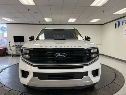 Used 2025 Ford Expedition Max Platinum AWD/4WD image 3