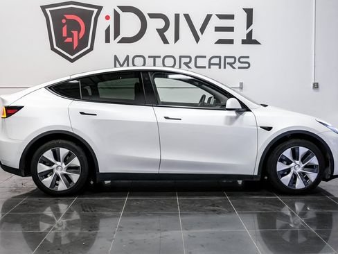 Used 2021 Tesla Model Y Long Range image 9