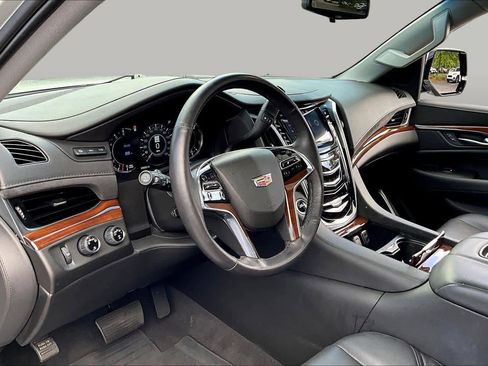 Used 2019 Cadillac Escalade ESV Luxury AWD/4WD image 18