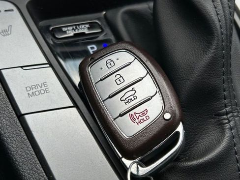 Used 2017 Hyundai Elantra Limited w/ Limited Tech Package 04 image 43