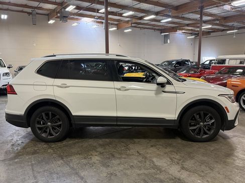 Used 2022 Volkswagen Tiguan SE w/ Panoramic Sunroof Package FWD image 8
