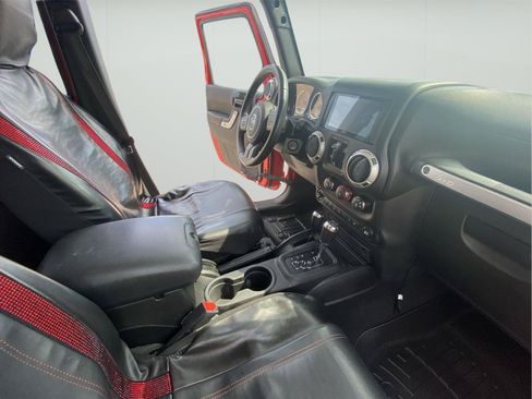 Used 2017 Jeep Wrangler Unlimited Sahara w/ Connectivity Group AWD/4WD image 22