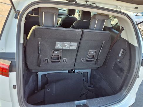 Used 2022 Kia Carnival LX image 24