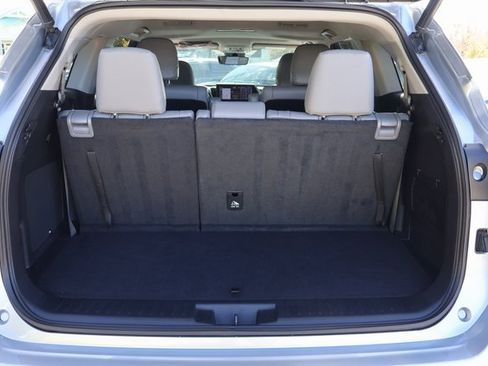Used 2021 Toyota Highlander Limited image 18