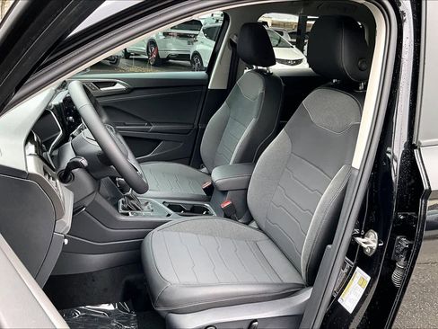 New 2026 Volkswagen Taos SE image 9