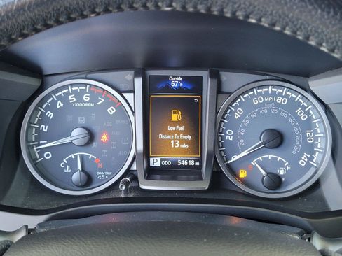 Used 2022 Toyota Tacoma TRD Off-Road AWD/4WD image 29
