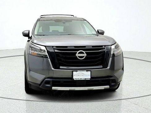 Used 2024 Nissan Pathfinder SL w/ Black Appearance Package AWD/4WD image 2