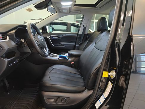 Used 2021 Toyota RAV4 XLE w/ Convenience Package AWD/4WD image 9