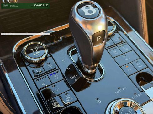 Used 2025 Bentley Flying Spur Plug-In Hybrid AWD/4WD image 28