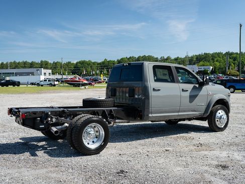 New 2026 RAM 4500 4x4 Crew Cab DRW w/ Laramie Trim Package image 9