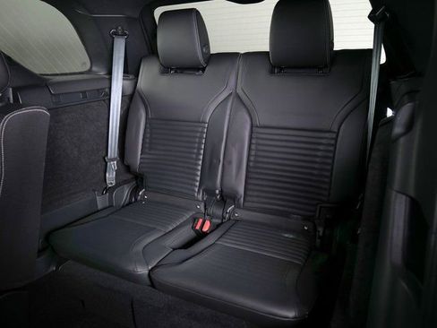 Used 2025 Land Rover Discovery S image 21