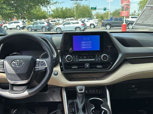 Certified 2024 Toyota Highlander XLE image 6