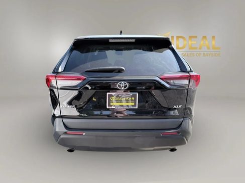 Used 2020 Toyota RAV4 XLE w/ Convenience Package FWD image 5