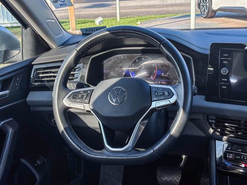 Used 2025 Volkswagen Jetta SE FWD image 19