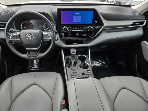 Used 2023 Toyota Highlander XLE AWD/4WD image 14