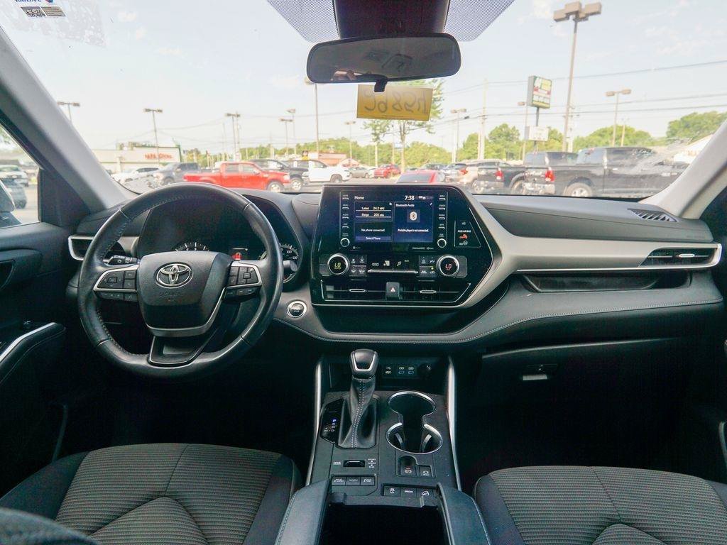 Used 2022 Toyota Highlander LE AWD/4WD image 26
