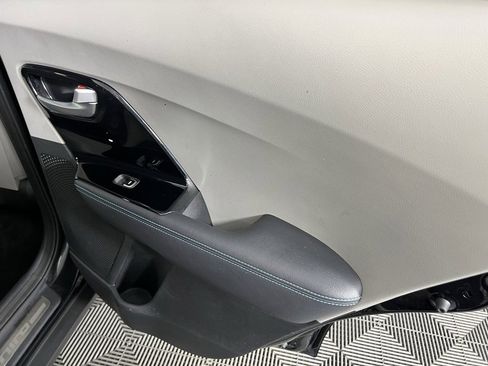 Used 2018 Kia Niro EX Premium image 33