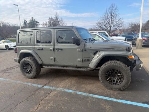 Used 2020 Jeep Wrangler Unlimited Sahara image 9