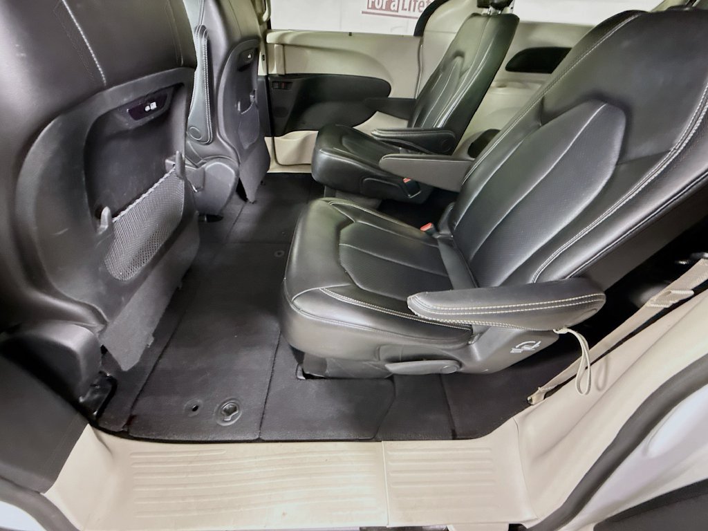 Used 2024 Chrysler Pacifica Touring-L FWD image 27