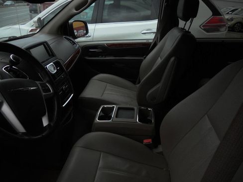 Used 2015 Chrysler Town & Country Touring-L w/ Driver Convenience Group image 4