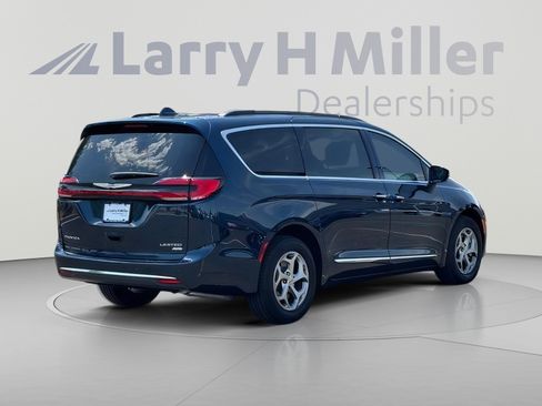 Used 2022 Chrysler Pacifica Limited w/ Uconnect Theater Family Group AWD/4WD image 6