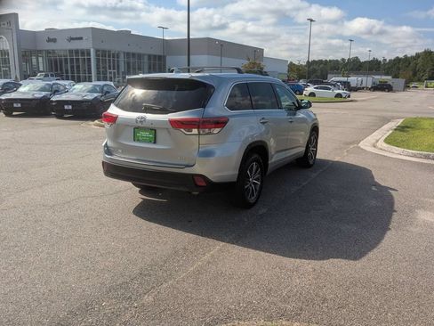 Used 2018 Toyota Highlander XLE w/ Carpet Mat Package (TMS) AWD/4WD image 5