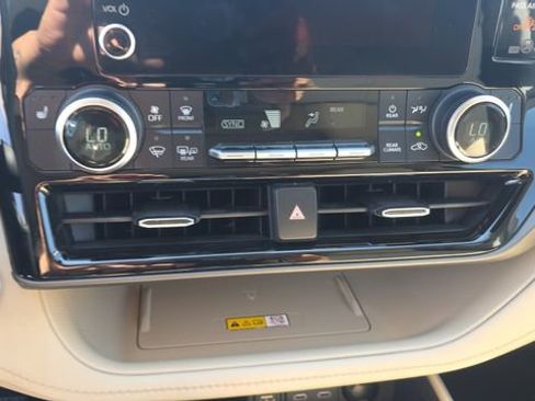 Used 2023 Toyota Highlander XLE image 22